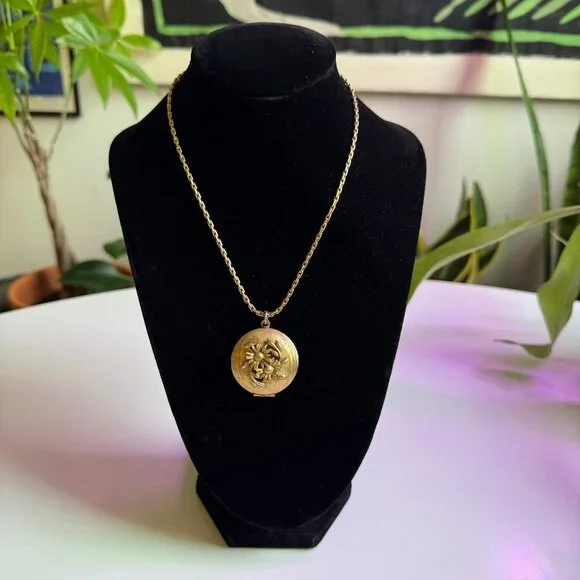 Goldtone Daisy Locklet - Picture 1 of 4